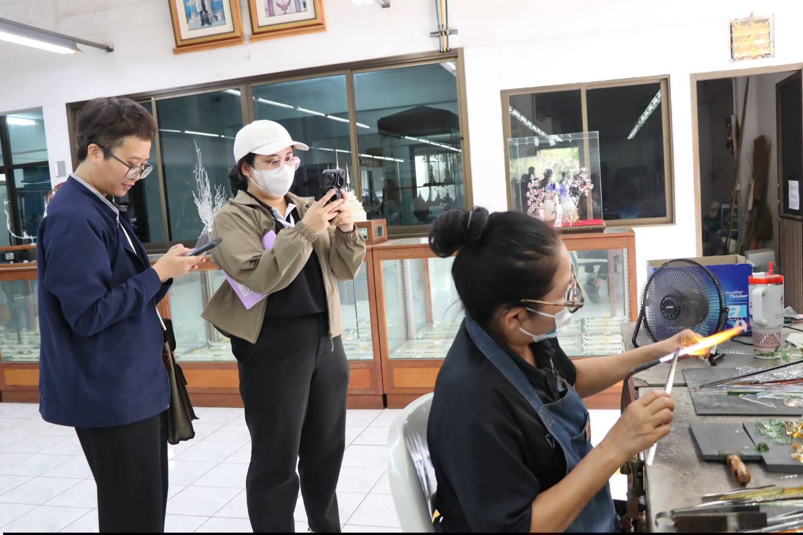 title - นางสาวสิริมา แจ้งกระจ่าง ผู้อำนวยการศูนย์ส่งเสริมและพัฒนาอาชีพเสริมนอกภาคการเกษตร ให้การต้อนรับบุคลากรในโครงการฝึกอบรมเชิงปฏิบัติการ หลักสูตรนักบริหารการชลประทานระดับต้น รุ่นที่ 30 ณ ศูนย์ส่งเสริมและพัฒนาอาชีพเสริมนอกภาคการเกษตร (ศูนย์ศิลปาชีพ บางไทรฯ (เดิม))